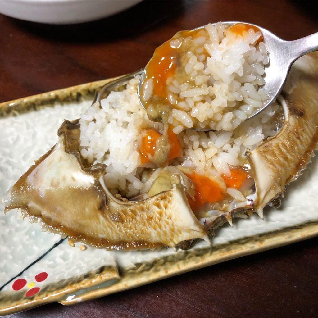 首爾必食真味食堂醬油蟹蟹黃拌飯，名符其實的偷飯賊