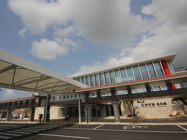 新石垣機場(New Ishigaki Airport/新石垣空港, ISG)，又稱「南方之島石垣機場」(南ぬ島石垣空港/Painushima Ishigaki Airport)