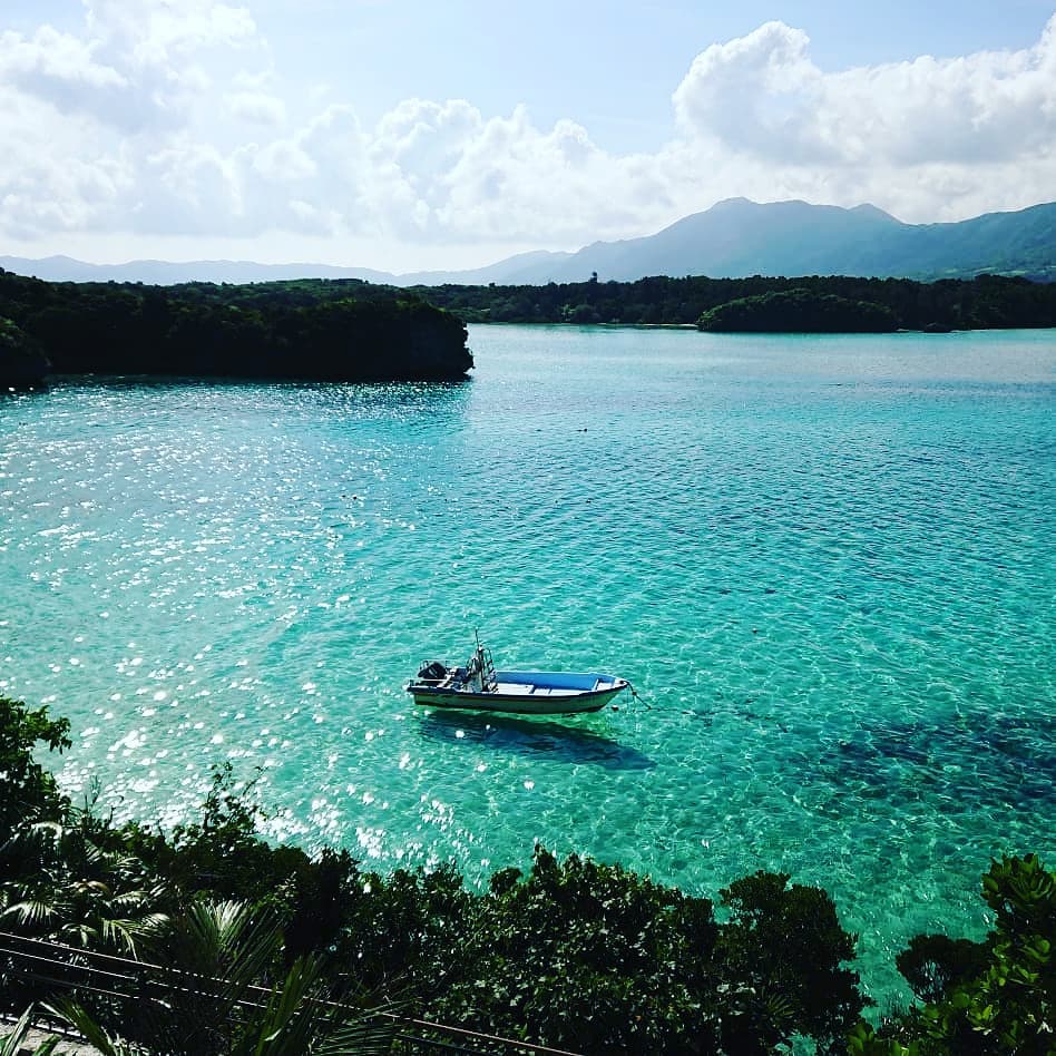 竹富島（たけとみじま｜Taketomi Island）｜竹富島 たけとみじま Taketomi 竹富島交通 竹富島美食 竹富島景點 竹富島貓 竹富島電動單車 竹富島星砂 竹富島一日遊 竹富島住宿 竹富島浮潛 竹富島丸八 西棧橋 西桟橋 KONDOI海灘 コンドイ浜 NAGOMI瞭望塔 なごみの塔 虹夕諾雅 竹富島 星のや竹富島