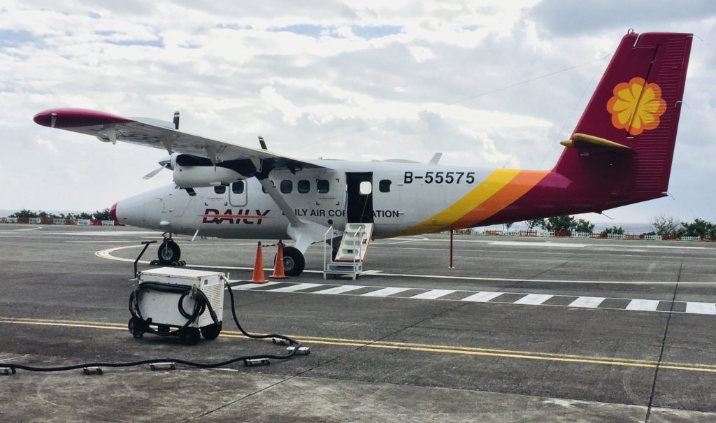 綠島交通：由台東搭德空航空的19人座的小型飛機約15分鐘即可抵達綠島，往返綠島的飛機每日三個班次