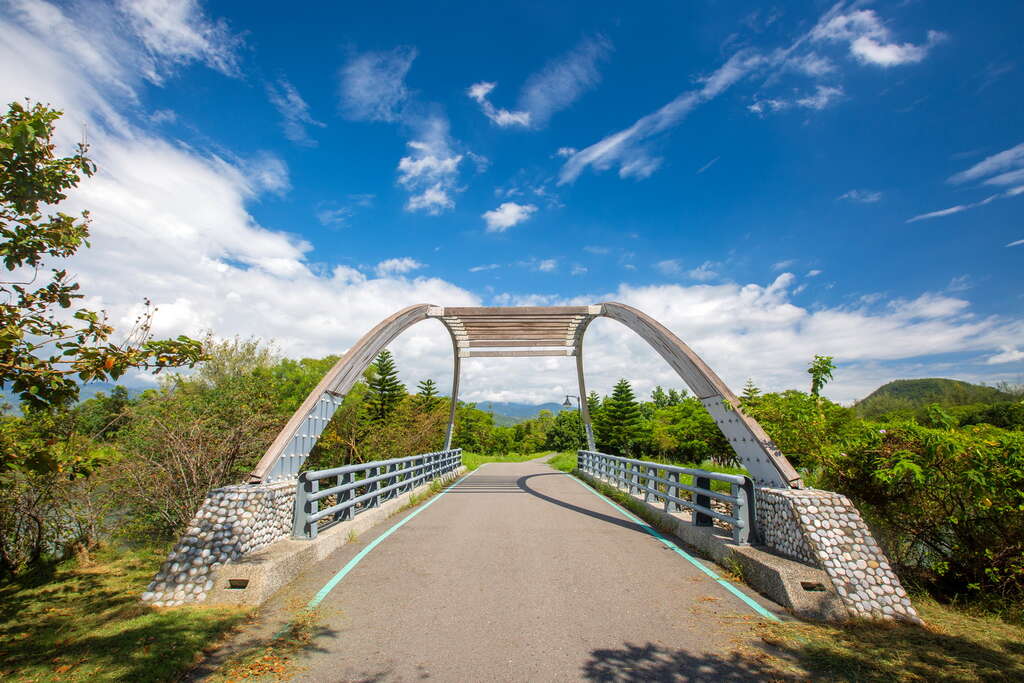 台東景點 台東一日遊 台東森林公園 台東海濱公園 台東琵琶湖 台東活水湖 台東鷺鷥湖 台東自行車 台東海濱公園國際地標 台東海濱公園紅色大相框 黃記蔥油餅