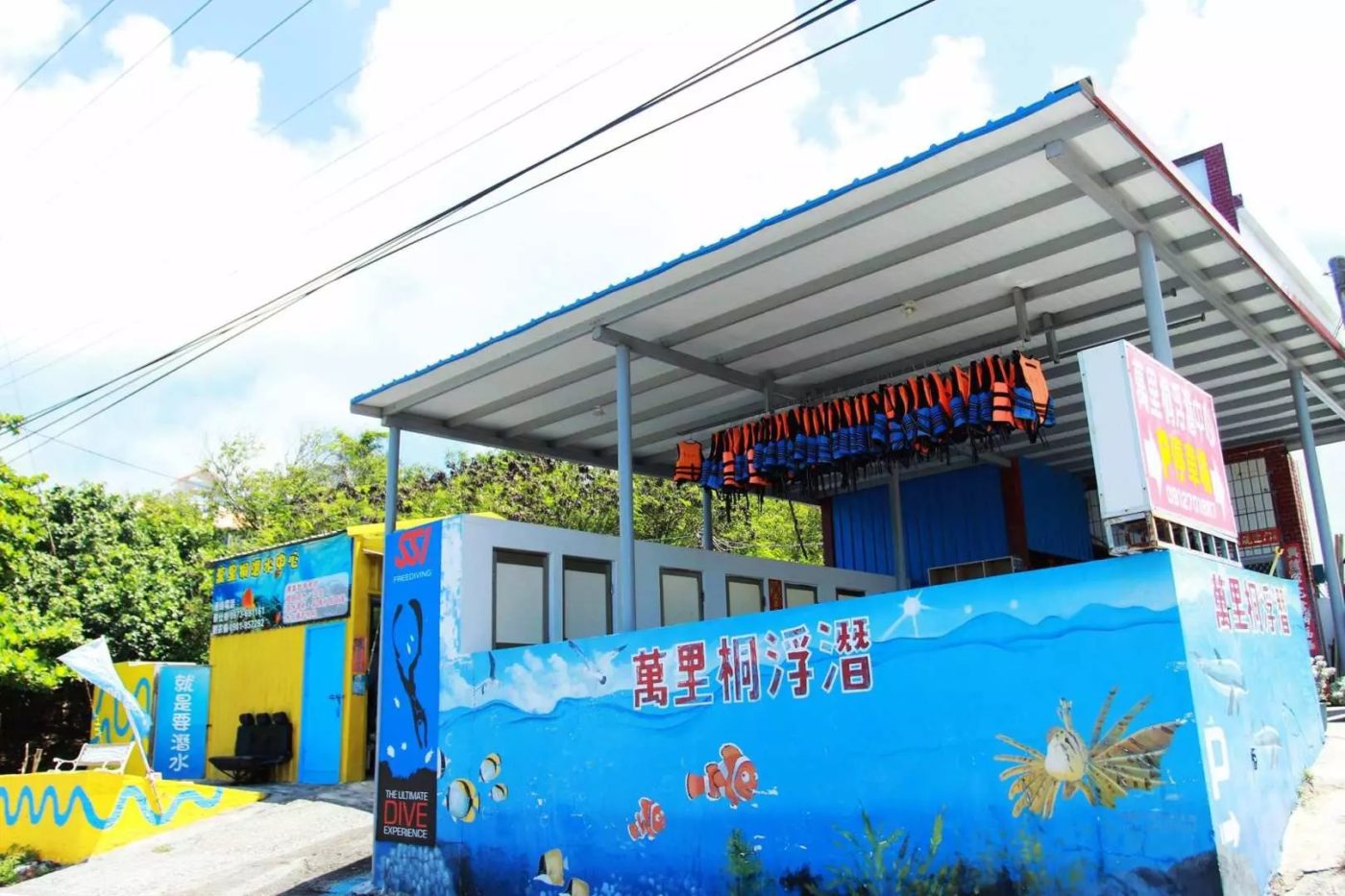 墾丁萬里桐浮潛店推介「萬里桐浮潛中心」。教練親切又專業，水中錄影及拍照，全部都可以免費取回！
