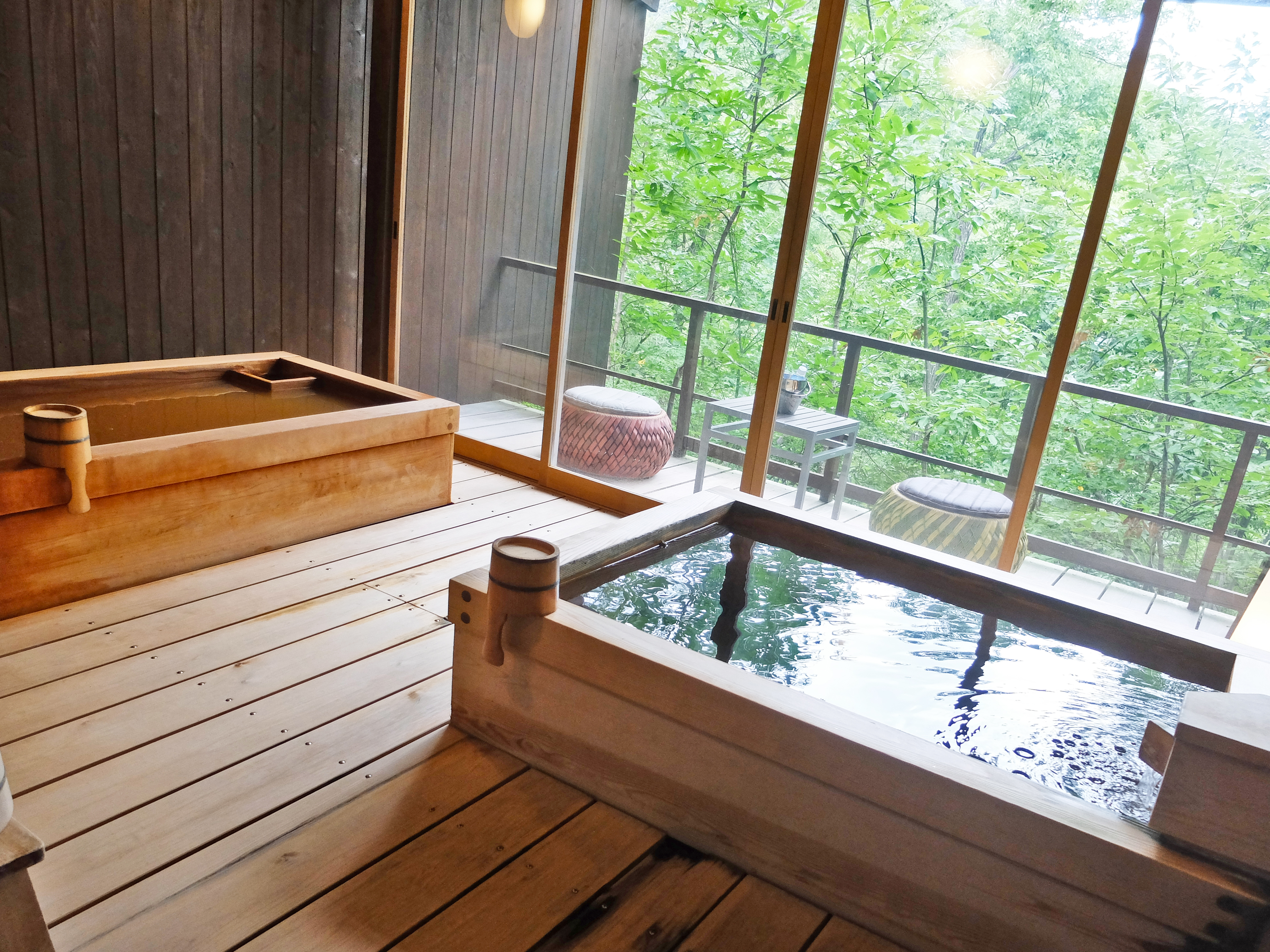 貸切風呂內金泉和銀泉各一及陽台｜有馬溫泉SPA TERRACE 紫翠（Shisui｜スパ テラス 紫翠）有馬溫泉 有馬溫泉旅館 有馬溫泉酒店 有馬溫泉飯店 有馬天然溫泉 Arima Onsen 有馬温泉