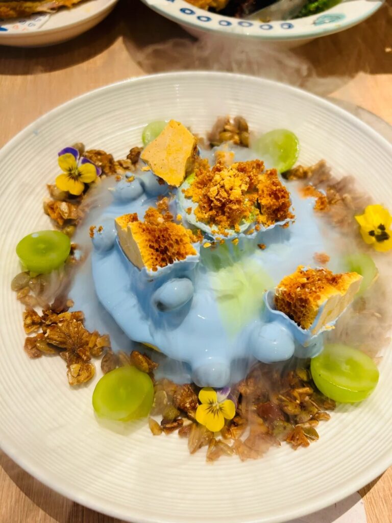 深圳卓悅中心 - Pleace2液氮蜂窩熱香餅，蜂窩焦糖敲碎放在蓝色雪糕中