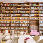 與樓底等高的銅色書架|深圳好去處 鄰間 LINGERS 文青必去 深圳CAFE 深圳網紅CAFE