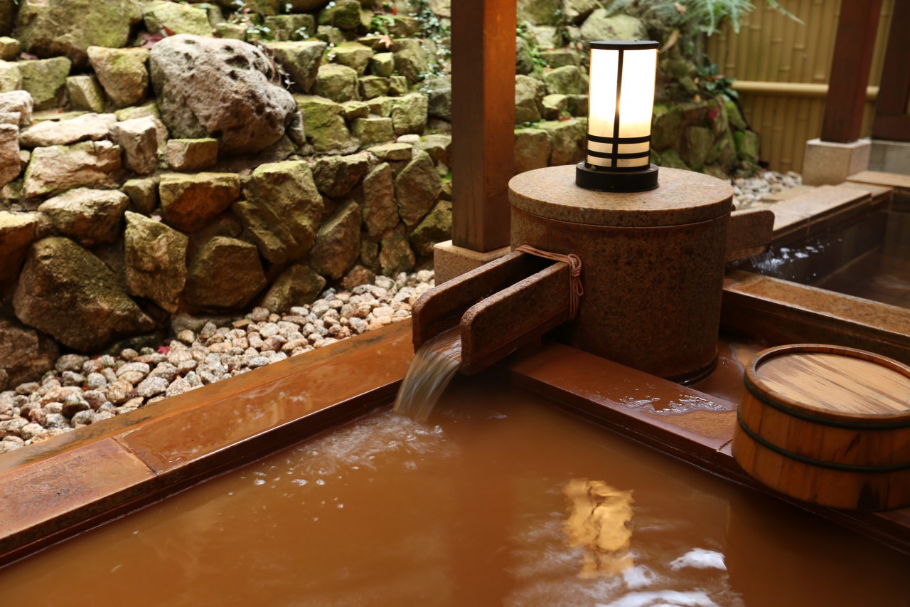 金湯茶褐色的泉水鹽份濃度號稱日本第一|有馬溫泉金之湯 金湯(金の湯)有馬溫泉一泊二食行程 有馬溫泉必去景點懶人包