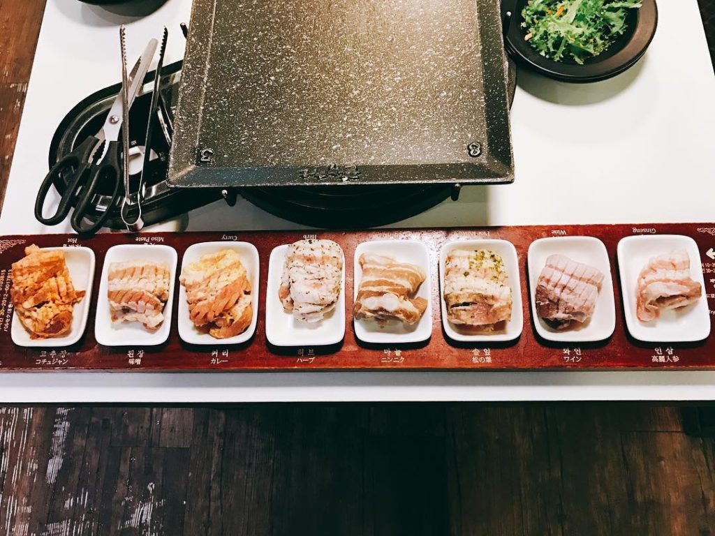 釜山必吃美食推介釜山燒肉店「八色烤肉」，可以一次品嚐8種口味的韓式燒肉，到釜山旅遊的吃貨們不能錯過