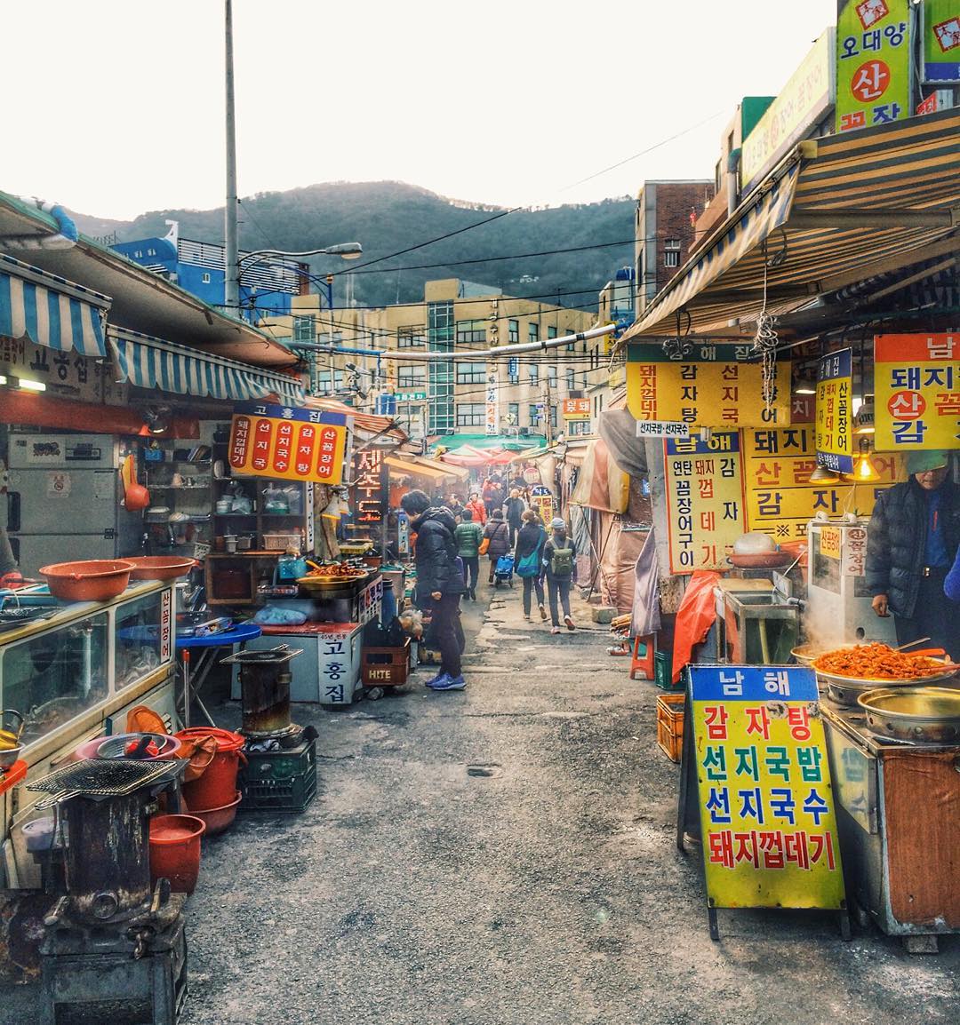 釜山札嘎其市場｜釜山好去處 韓國好去處 韓國釜山 韓國 Korea한국 韓國必到 韓國必去 韓國必吃 韓國必食 韓國傳統市場 韓國特色市場 韓國自由行 韓國行程 釜山 Busan부산 釜山必到 釜山必去 釜山必吃 釜山必食 釜山傳統市場 釜山特色市場 釜山自由行 釜山行程 富平市場 부평시장 罐頭市場 깡통시장 釜山札嘎其市場 부산자갈치시장 札嘎其市場 札嘎其 民樂生魚片中心 민락회타운 國際市場 국제시장 機張市場 기장시장 釜山海鮮 釜山蟹 釜山螃蟹 釜山比目魚 釜山刺身 札嘎其市場晚餐 札嘎其市場2018 札嘎其市場韓文 札嘎其市場2019 札嘎其市場早餐 札嘎其市場怎麼去 札嘎其市場乾貨 札嘎其海鮮市場2018 釜山國際市場 釜山南浦洞