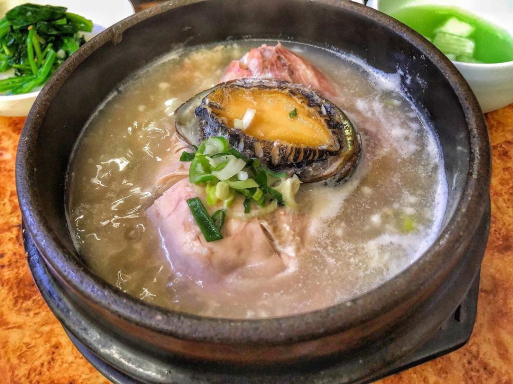 釜山美食必吃推介「五福蔘雞湯」供應釜山特色必食鮑魚韓方蔘雞湯，雞肉入口即化，湯頭清香不膩口