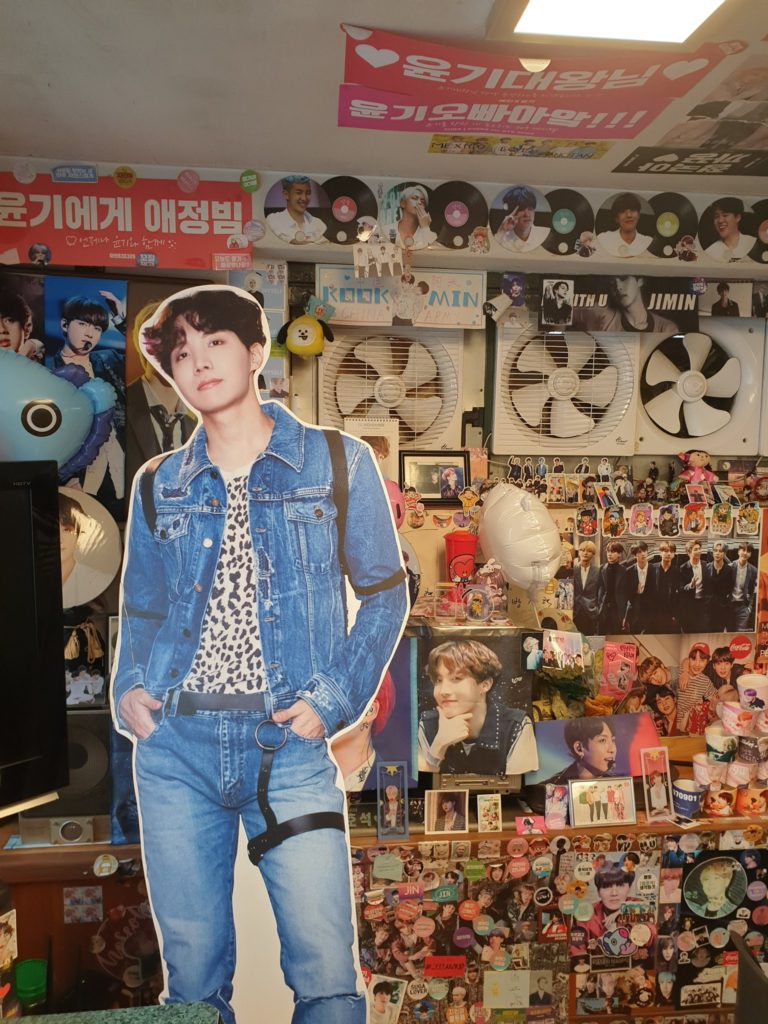 BTS防彈少年團成員J-HOPE一比一人形立牌 ARMY 阿米踩點 防彈姨母食堂 BTS姨母食堂 防彈少年團姨母食堂 유정식당 有情食堂