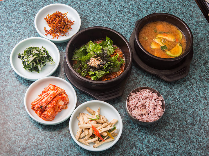 ARMY阿米踩點必食黑豬肉石鍋拌飯 防彈姨母食堂 BTS姨母食堂 防彈少年團姨母食堂 유정식당 有情食堂