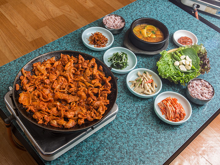 ARMY阿米踩點必食黑豬肉菜包飯 防彈姨母食堂 BTS姨母食堂 防彈少年團姨母食堂 유정식당 有情食堂