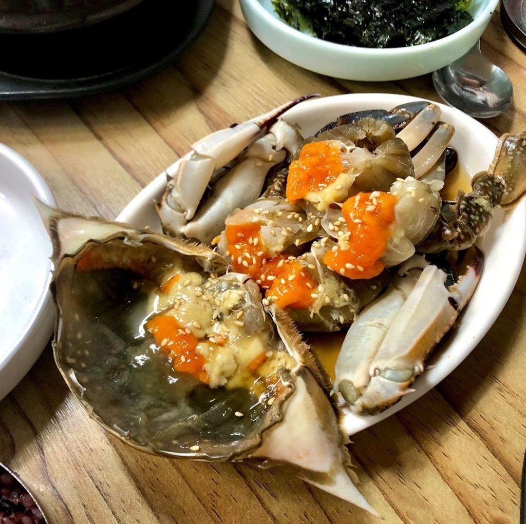 阿峴洞醬蟹的四大主菜：花蟹醬蟹（꽃게간장게장）、辣味花蟹醬蟹（꽃게양념게장）、河蟹醬蟹（참게간장게장）、石蟹醬蟹（돌게간장게장）；其中又以花蟹醬蟹最為受歡迎。