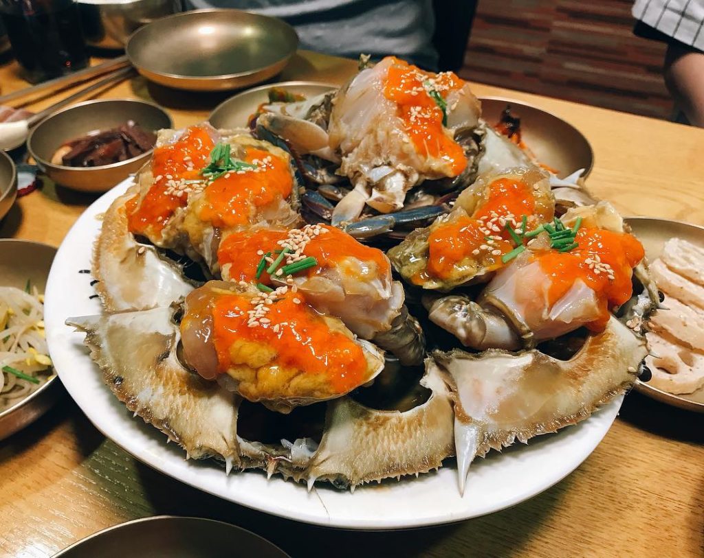 首爾必食美食醬油蟹米其林一星名店「大瓦房」位於三清洞，肉質鮮甜多膏