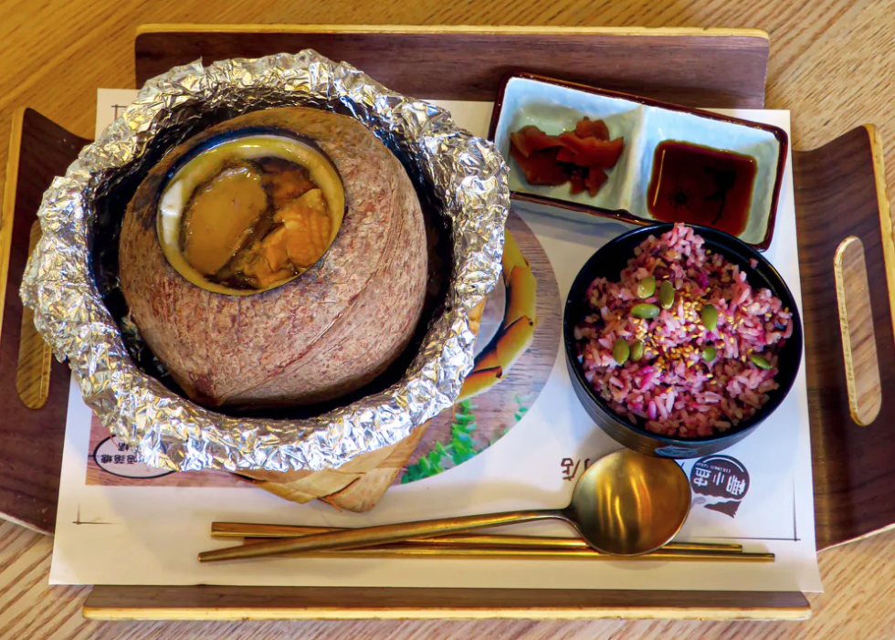 必比登 米其林 香港米芝蓮 推薦 強記飯店 媽咪雞蛋仔 嚐囍煲仔小菜 添好運 榴槤樂園 椰小盅 第三代肥仔小食店 阿一海景飯店 蓮香居 鏞記酒家
