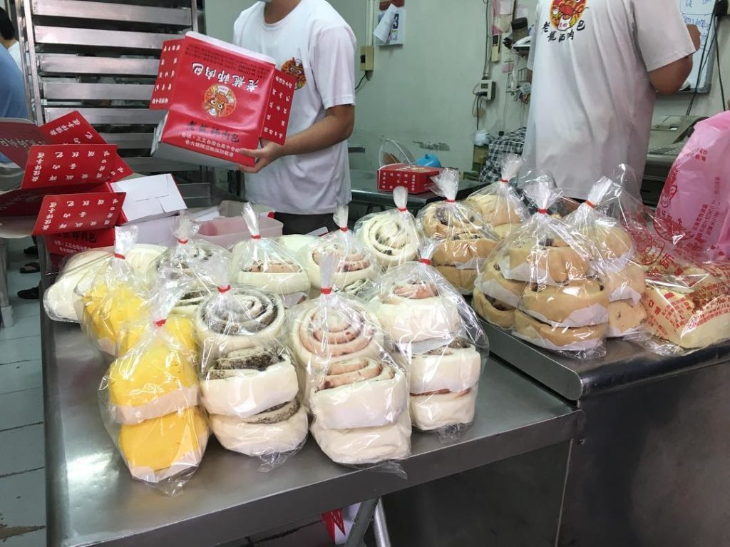 鹿港必吃美食推薦鹿港小鎮的老龍師肉包除了彰化鹿港內的兩間店面，更提供了宅配服務，讓更多人能夠品嚐這到這美味